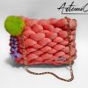 Borsa chunky artigianale rosa confetto con pendente neon e viola lilla