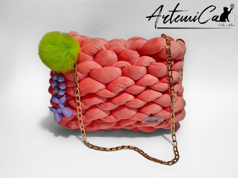 Borsa chunky artigianale rosa confetto con pendente neon e viola lilla