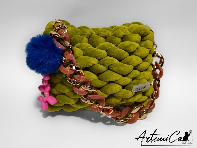 Borsa chunky artigianale verde lime con catena oro e dettagli rosa e blu