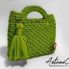 Borsa fatta a mano all’uncinetto in fettuccia verde con nappina decorativa