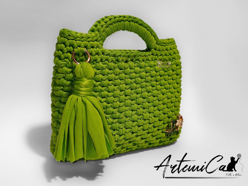 Borsa fatta a mano all’uncinetto in fettuccia verde con nappina decorativa