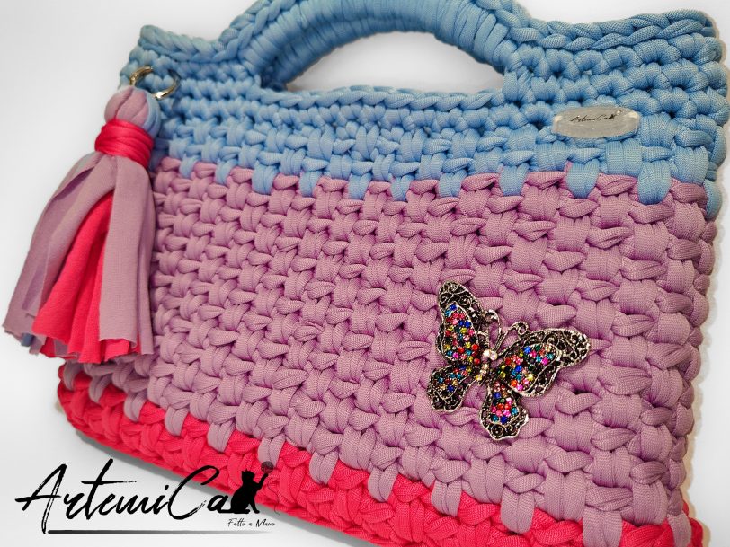 Pochette fatta a mano artigianale lilla con base fucsia e manici azzurro polvere
