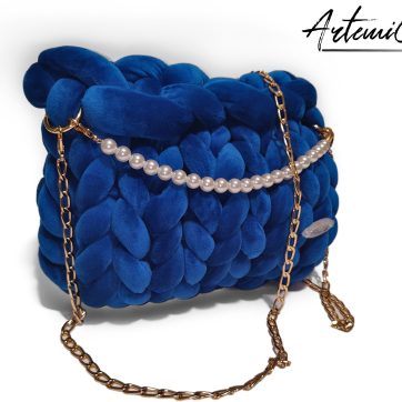 Borsa chunky artigianale blu zaffiro con catena oro e perle avorio