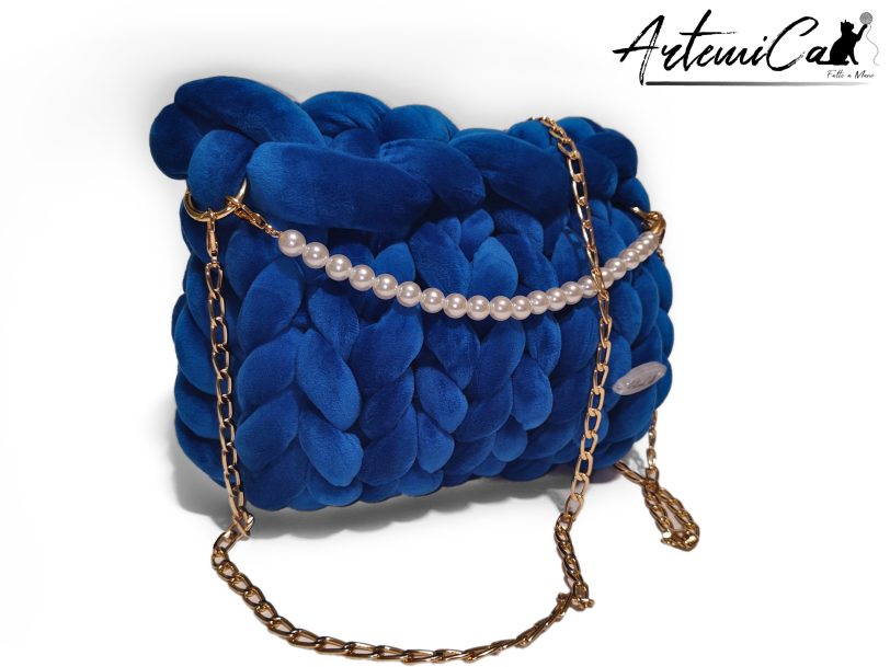 Borsa chunky artigianale blu zaffiro con catena oro e perle avorio