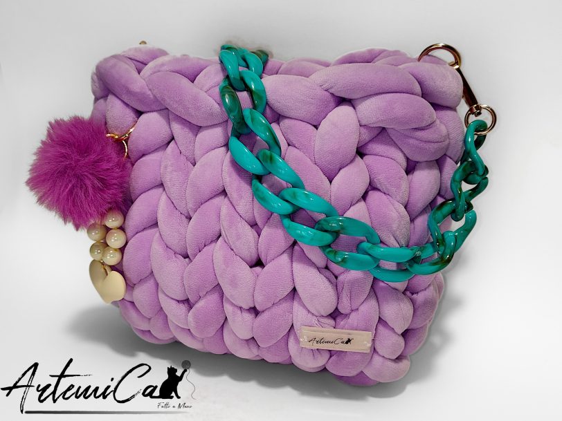 Borsa chunky artigianale lilla chiaro con catena turchese e pendente fucsia