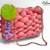 Borsa chunky artigianale rosa confetto con pendente neon e viola lilla
