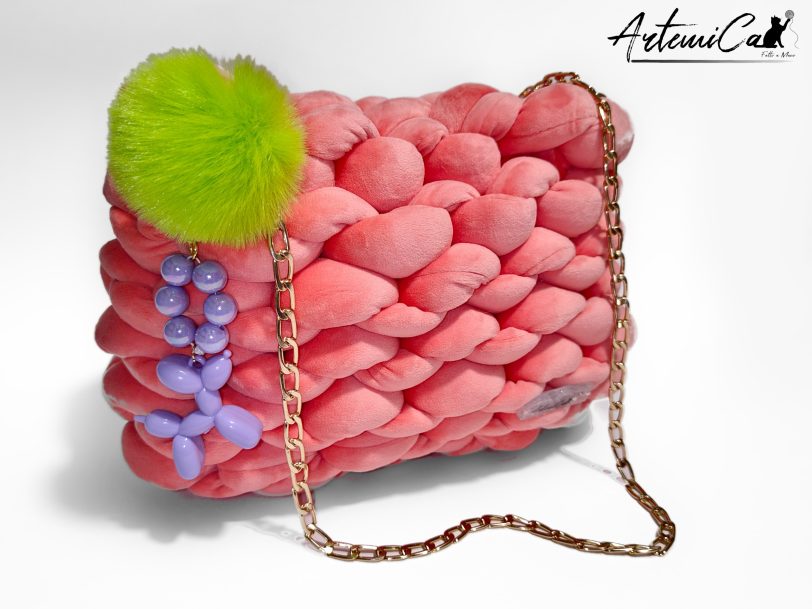 Borsa chunky artigianale rosa confetto con pendente neon e viola lilla