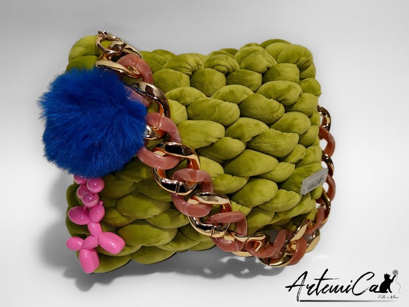 Borsa chunky artigianale verde lime con catena oro e dettagli rosa e blu