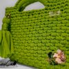 Borsa fatta a mano all’uncinetto in fettuccia verde con nappina decorativa