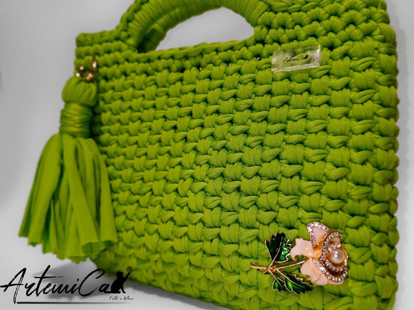 Borsa fatta a mano all’uncinetto in fettuccia verde con nappina decorativa