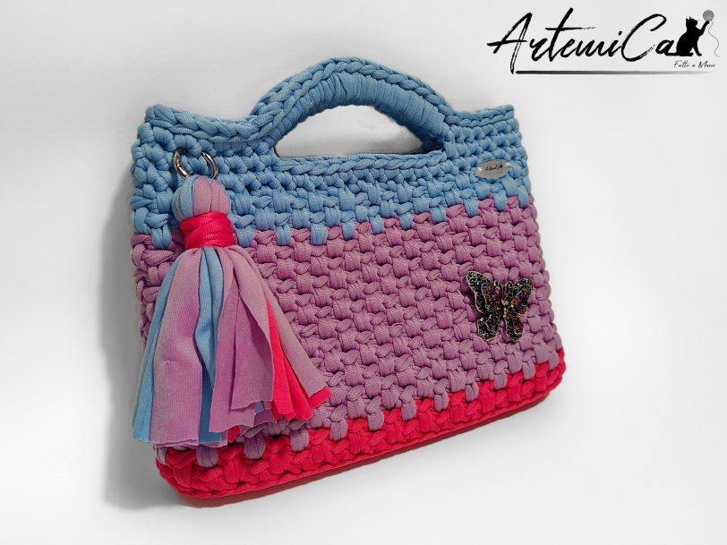 Pochette fatta a mano artigianale lilla con base fucsia e manici azzurro polvere