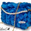 Borsa chunky artigianale blu zaffiro con catena oro e perle avorio