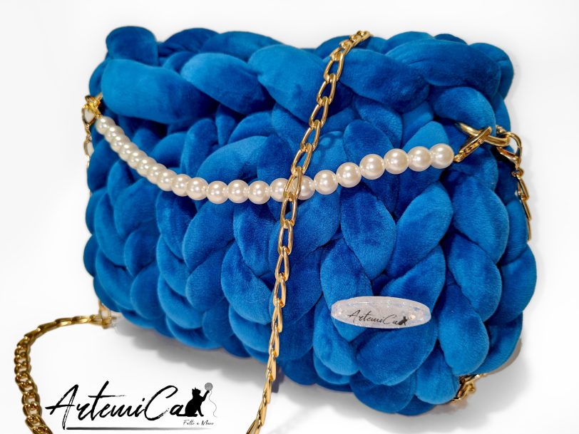 Borsa chunky artigianale blu zaffiro con catena oro e perle avorio