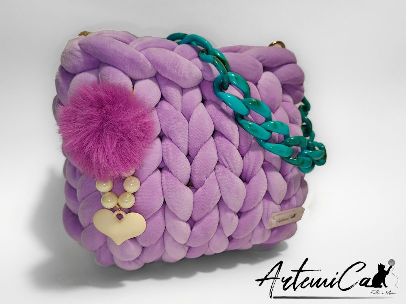 Borsa chunky artigianale lilla chiaro con catena turchese e pendente fucsia