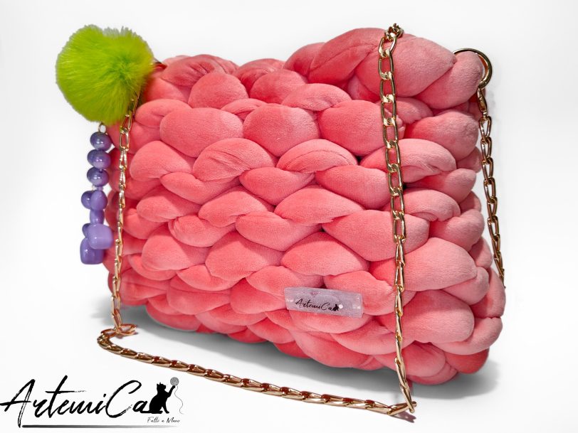 Borsa chunky artigianale rosa confetto con pendente neon e viola lilla