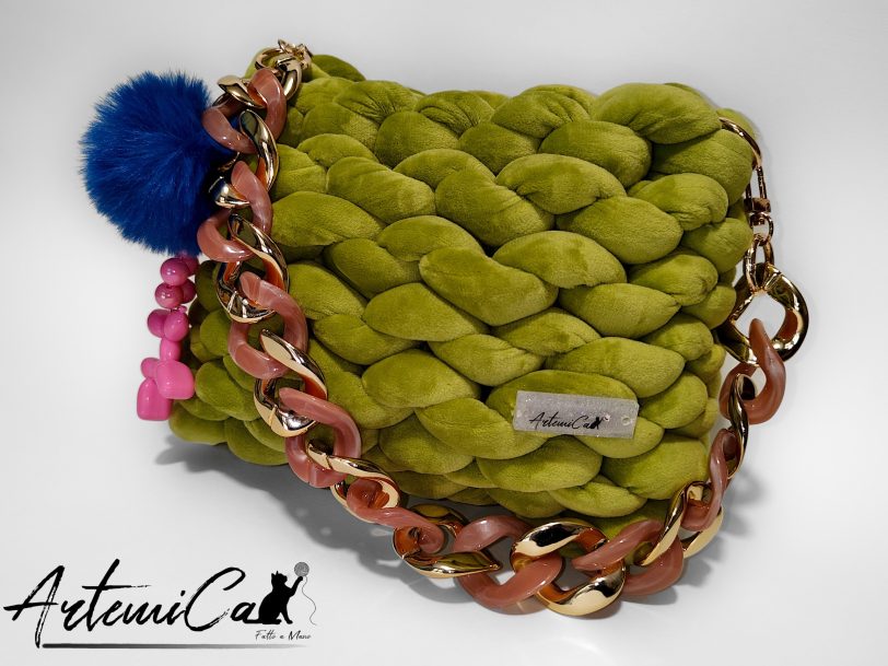 Borsa chunky artigianale verde lime con catena oro e dettagli rosa e blu