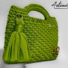 Borsa fatta a mano all’uncinetto in fettuccia verde con nappina decorativa