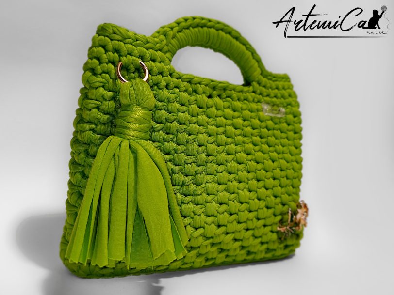 Borsa fatta a mano all’uncinetto in fettuccia verde con nappina decorativa