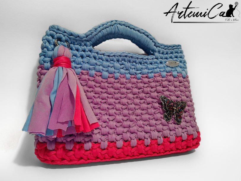 Pochette fatta a mano artigianale lilla con base fucsia e manici azzurro polvere