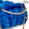Borsa chunky artigianale blu zaffiro con catena oro e perle avorio