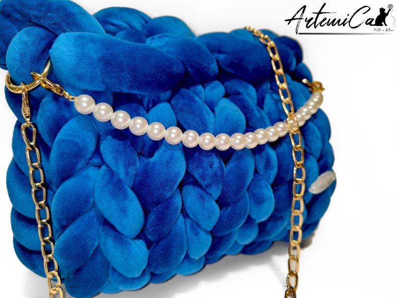 Borsa chunky artigianale blu zaffiro con catena oro e perle avorio