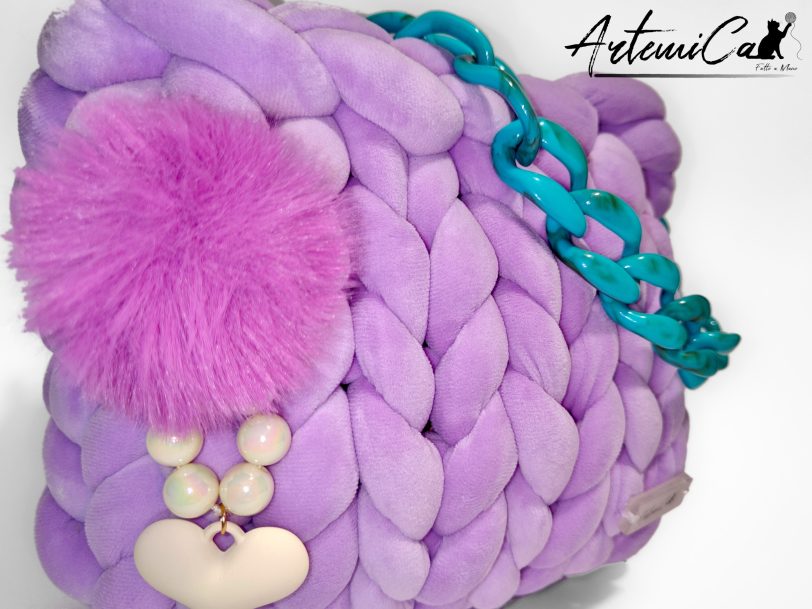 Borsa chunky artigianale lilla chiaro con catena turchese e pendente fucsia