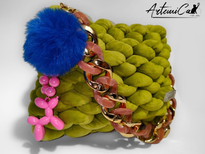 Borsa chunky artigianale verde lime con catena oro e dettagli rosa e blu