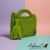 Borsa fatta a mano all’uncinetto in fettuccia verde con nappina decorativa