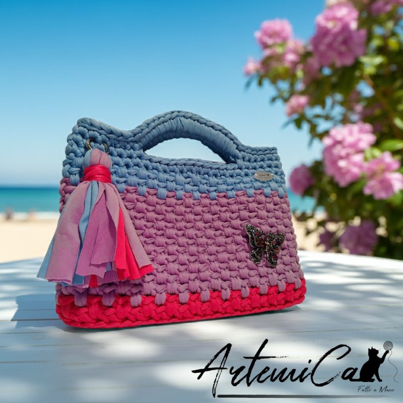 Pochette fatta a mano artigianale lilla con base fucsia e manici azzurro polvere