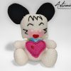 amigurumi Spank Hello Spank fatto a mano in cotone con cuore fucsia e coccinella decorativa