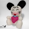amigurumi Spank Hello Spank fatto a mano in cotone con cuore fucsia e coccinella decorativa