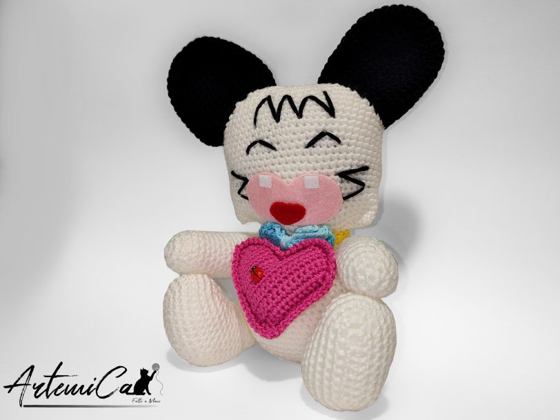 amigurumi Spank Hello Spank fatto a mano in cotone con cuore fucsia e coccinella decorativa