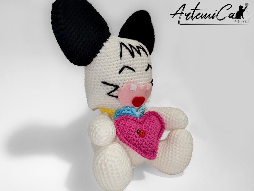 amigurumi Spank Hello Spank fatto a mano in cotone con cuore fucsia e coccinella decorativa