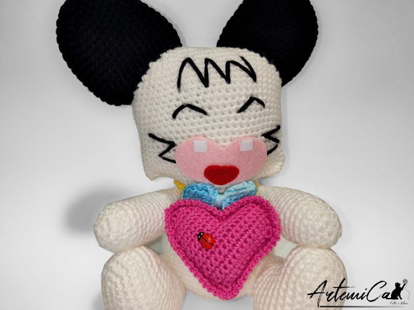 amigurumi Spank Hello Spank fatto a mano in cotone con cuore fucsia e coccinella decorativa