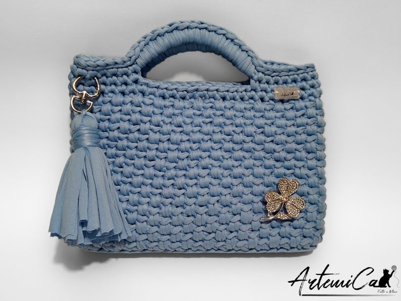 Pochette Azzurro Mediterraneo: Borsa Fatta a Mano all'Uncinetto in fettuccia e spilla trifoglio