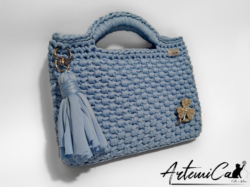 Pochette Azzurro Mediterraneo: Borsa Fatta a Mano all'Uncinetto in fettuccia e spilla trifoglio