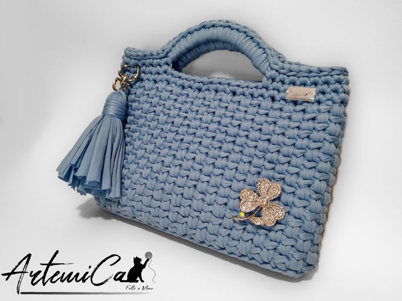 Pochette Azzurro Mediterraneo: Borsa Fatta a Mano all'Uncinetto in fettuccia e spilla trifoglio