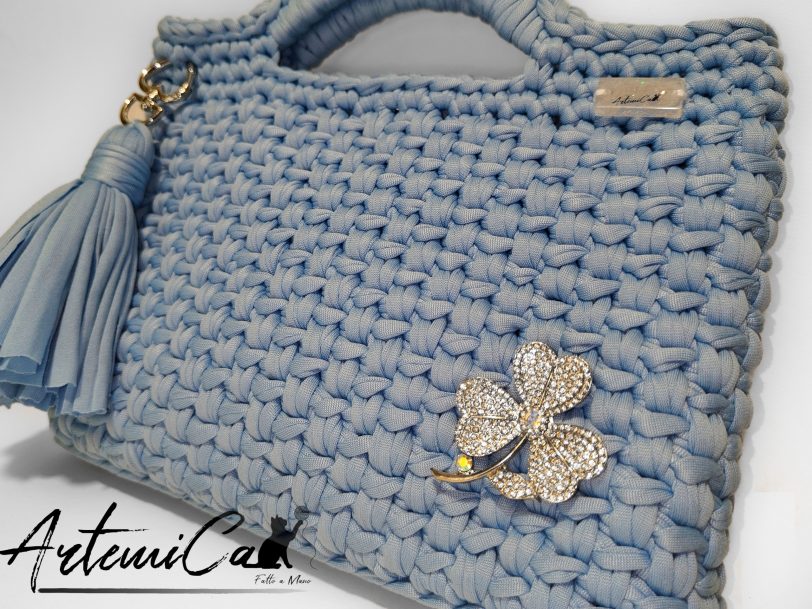 Pochette Azzurro Mediterraneo: Borsa Fatta a Mano all'Uncinetto in fettuccia e spilla trifoglio