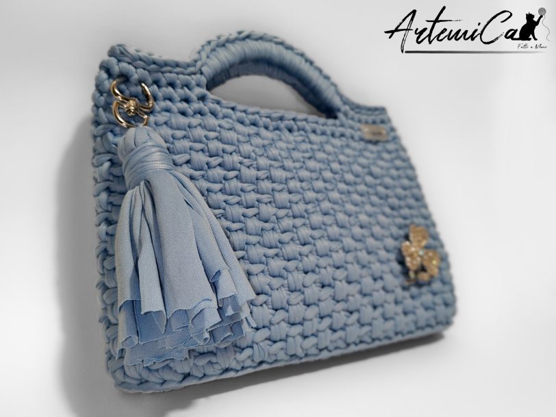 Pochette Azzurro Mediterraneo: Borsa Fatta a Mano all'Uncinetto in fettuccia e spilla trifoglio