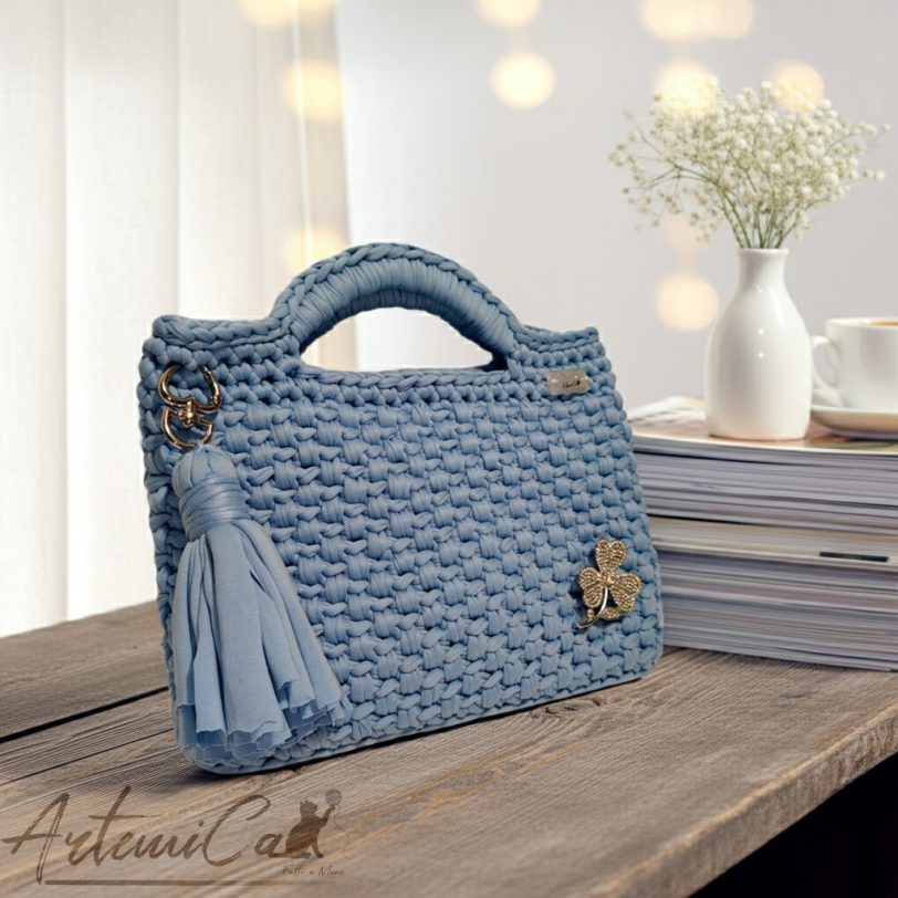 Pochette Azzurro Mediterraneo: Borsa Fatta a Mano all'Uncinetto in fettuccia e spilla trifoglio