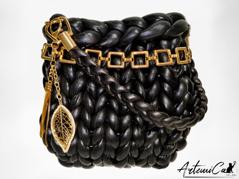 Borsa Black Shine – Chunky Bag nera artigianale con charm dorato e design tridimensionale