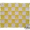 Copertina Scacchi di Cuore: Fatta a Mano all’uncinetto bianco e giallo con cuori in rilievo e pom pom.