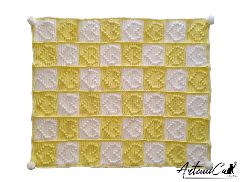 Copertina Scacchi di Cuore: Fatta a Mano all’uncinetto bianco e giallo con cuori in rilievo e pom pom.