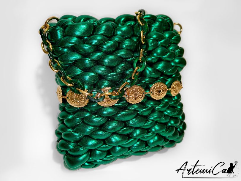 Borsa Emerald Glow: Chunky Bag verde smeraldo artigianale dal design brillante e catena dorata