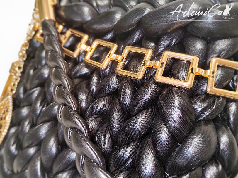 Borsa Black Shine – Chunky Bag nera artigianale con charm dorato e design tridimensionale