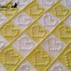 Copertina Scacchi di Cuore: Fatta a Mano all’uncinetto bianco e giallo con cuori in rilievo e pom pom.