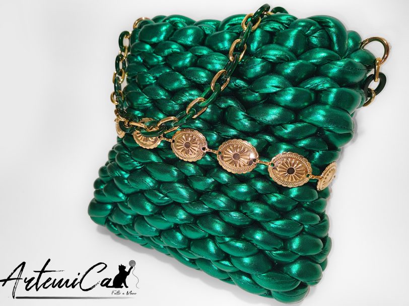 Borsa Emerald Glow: Chunky Bag verde smeraldo artigianale dal design brillante e catena dorata