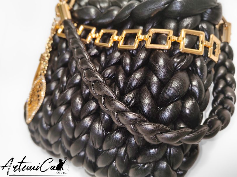 Borsa Black Shine – Chunky Bag nera artigianale con charm dorato e design tridimensionale