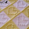 Copertina Scacchi di Cuore: Fatta a Mano all’uncinetto bianco e giallo con cuori in rilievo e pom pom.