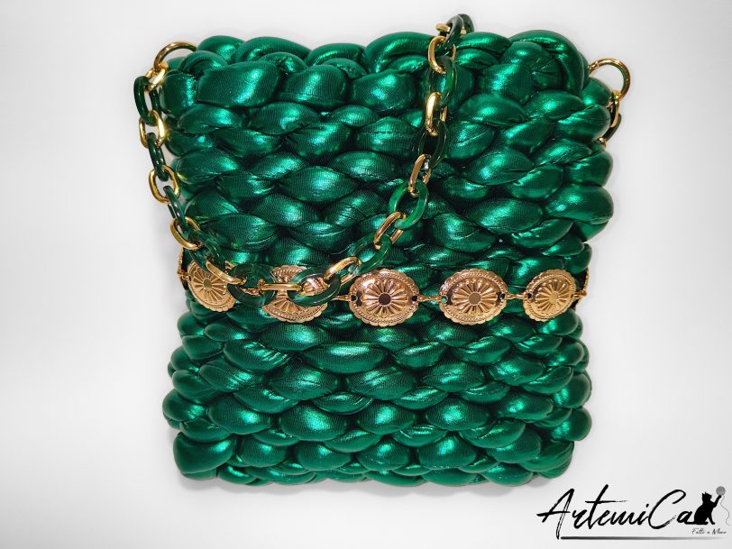 Borsa Emerald Glow: Chunky Bag verde smeraldo artigianale dal design brillante e catena dorata